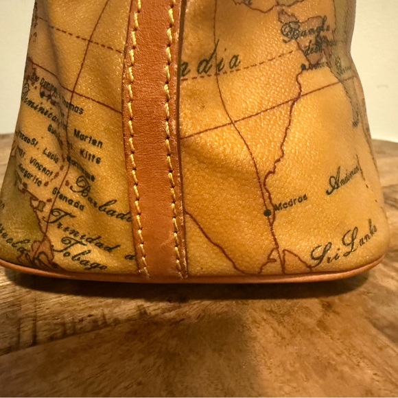 100% Authentic Alviero Martini Tan Map Print Satchel - Picture 4 of 12